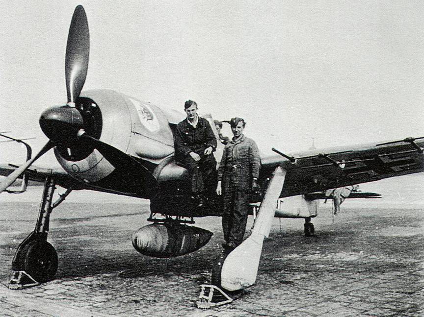 Механики у ночного перехватчика FW 190A-8 с пассивной РЛС FuG 217J II «Росток». На этой машине в группе ночных перехватчиков I/NJG 10 в 1944 г. летал Гюнтер Мигге